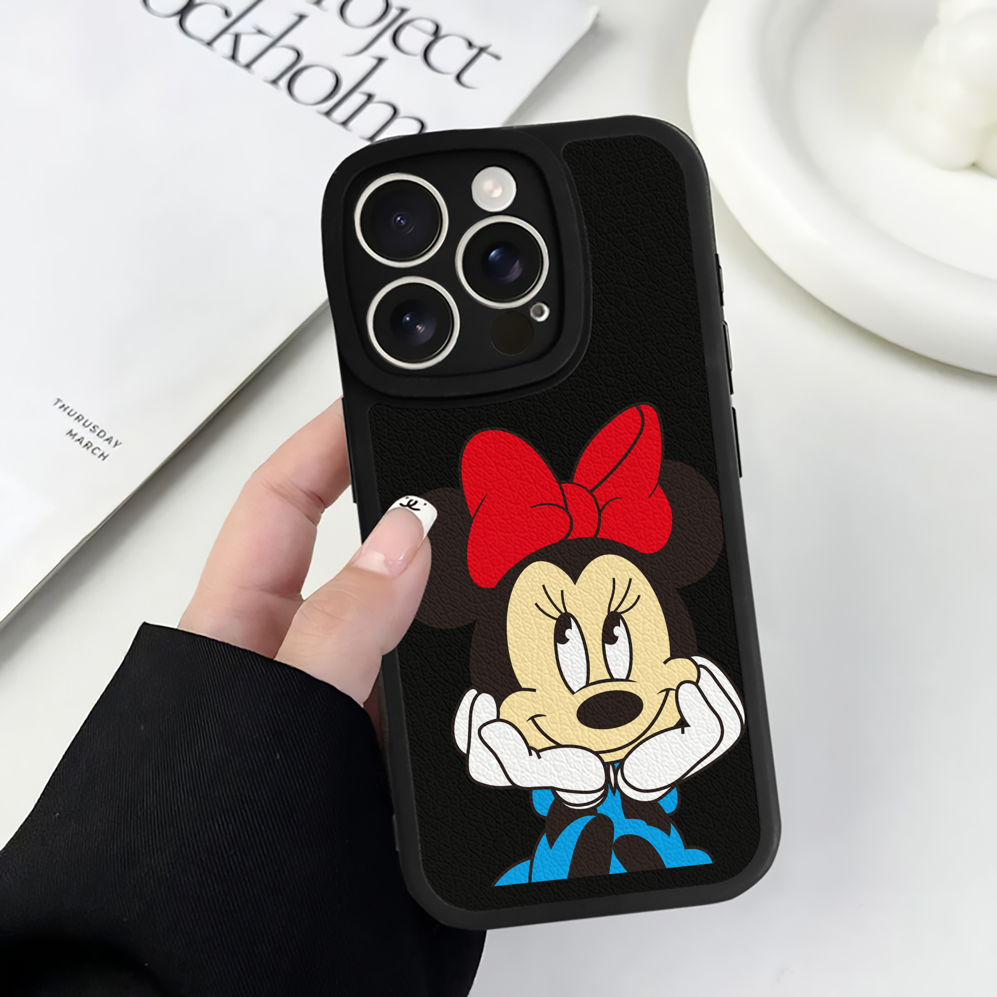 （画像用） ミッキーマウス Mickey Mouse 【iPhone 16シリーズ対応】シリコンスマホケース（レザー調） 材質：シリコン